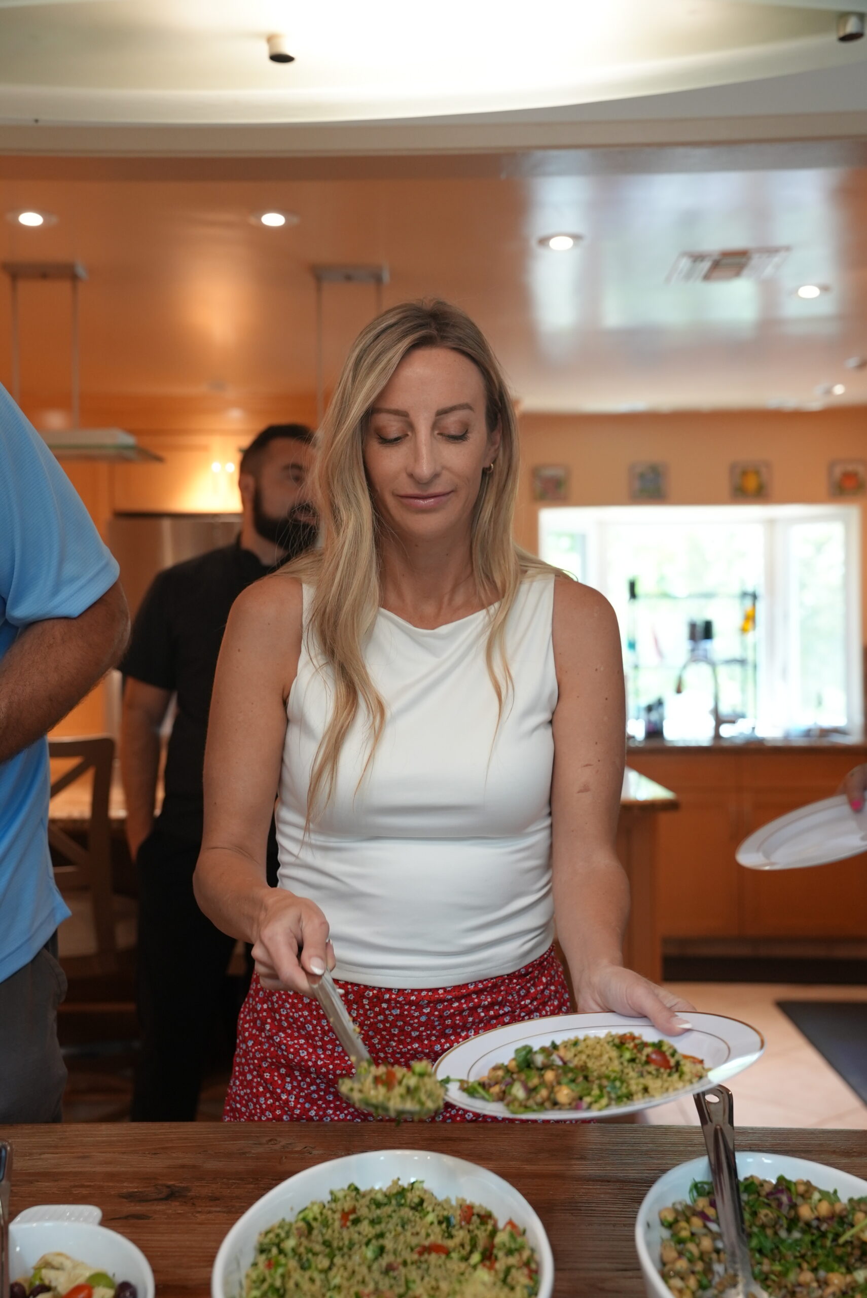 Lunch and Learn event community dining, person eating at table with chef-prepared whole-food anti-inflammatory meals at Highlands in Bloom residential treatment center Agoura Hills California
